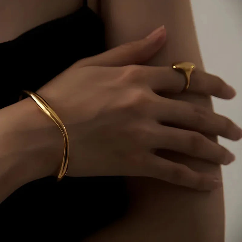 The Sonia Organic Wavy Bangle | 18K Gold PVD