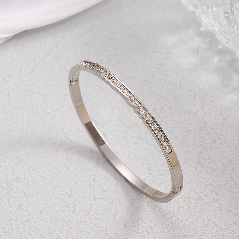 The Victoria Essential V Bangle | 18K Gold PVD