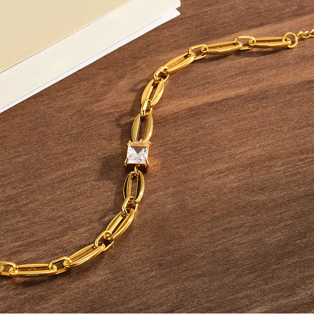 Geometric chain bracelet with zircon stones, plated in 18k gold