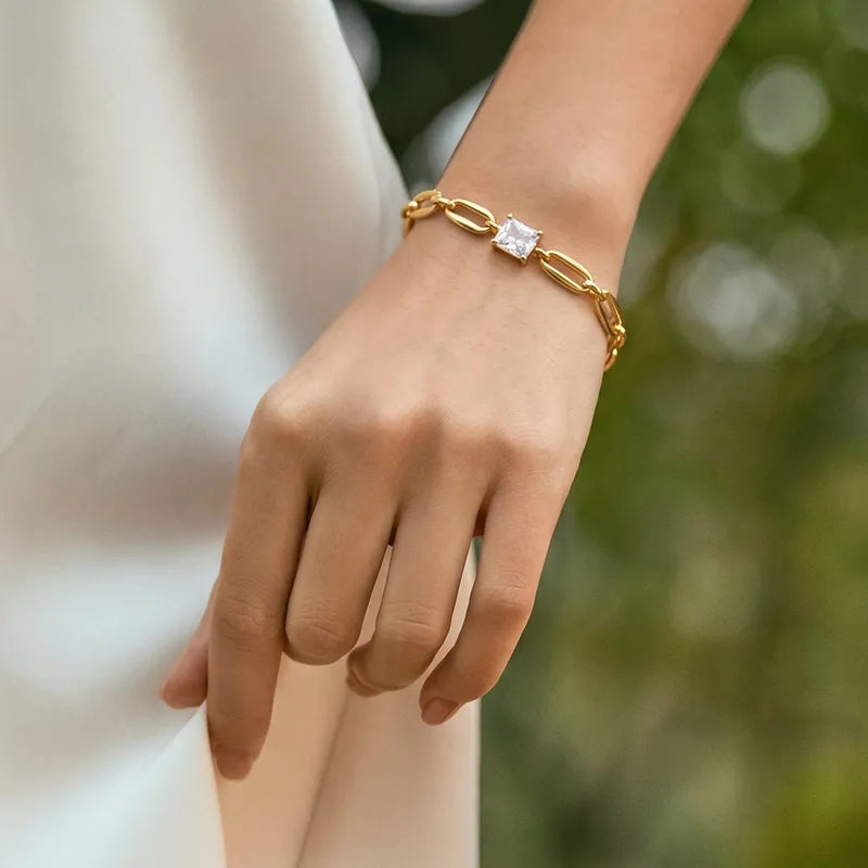 Geometric chain bracelet with zircon stones, plated in 18k gold