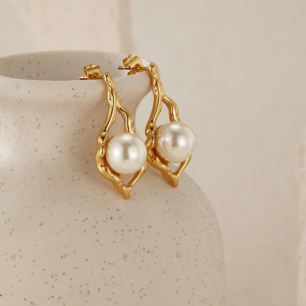 he Hera Geometric Pearl Drop Earrings