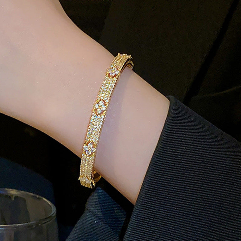 Fashionable Trendy Flower Bracelet Fully Set With Diamonds