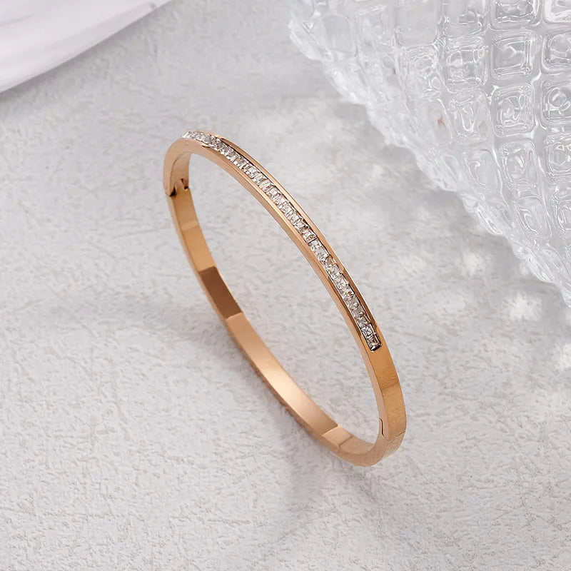 The Victoria Essential V Bangle | 18K Gold PVD